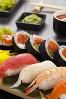 de samenstelling van nigiri sushi foto