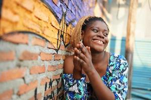 portret van jonge zwarte huid meisjes met afro kapsel buiten poseren. foto