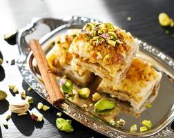 Turkse pistache gebak baklava met groene pistachenoten foto