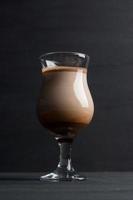 glas chocolade milkshake op tafel foto