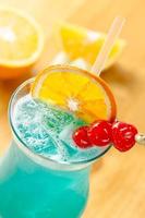 kleurrijke cocktail op tafel foto