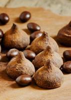 chocolade truffels en ballen op een houten achtergrond foto