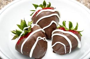 aardbeien bedekt met chocolade in een witte kom foto