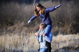 stel dat plezier heeft terwijl ze de helling af rennen foto