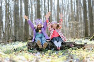 kleine meisjes in het bos foto