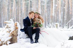 prachtig bruidspaar op hun winterhuwelijk foto