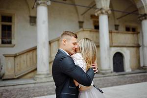 twee geliefden lopen langs Krakau foto