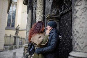 verliefde paar plezier buitenshuis. man die de ogen van de vrouw bedekt met een pet. foto