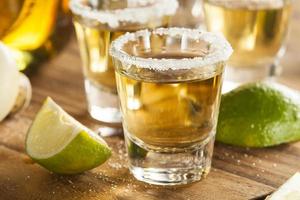 tequilaschoten met limoen en zout foto