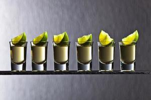 gouden tequila met limoen foto