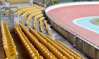 gele stoelen op stadiontribune in wielrennen foto