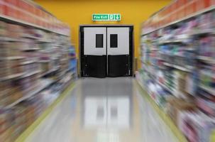 exit branddeuren in supermarkt foto