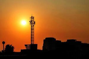 grote antenne met de zonsondergang foto