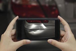 hand met smartphone maak een foto op de plaats van een auto-ongeluk, auto-ongeluk