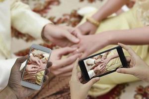 hand met smartphone maak een foto op wazige trouwen achtergrond