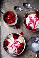 vanille-ijs met kersensaus foto