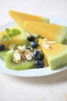fruitsalade met bosbessen en meloen