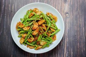 Roergebakken sperzieboon met Vietnamese gegrilde varkensworst foto