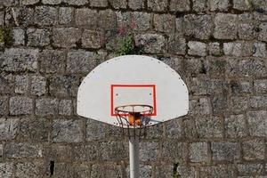 oude straat basketbalring, sportuitrusting foto