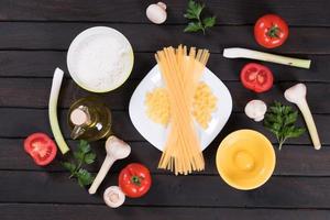 rauwe pasta, tomaten, champignons, meel en ei foto