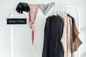 winterkleding en accessoires op hanger foto