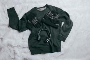 creatief plat leggen van trui, muts, winterhandschoenen voor winterseizoenachtergrond foto