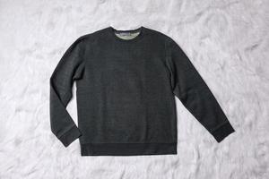 sweatshirt mockup liggend op een grijze achtergrond. platte trui sjabloon foto