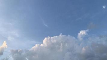 hemelachtergrond met wolken, mooie wolken foto