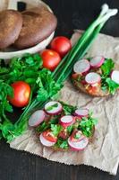 Italiaanse tomatenbruschetta met gehakte groenten, kruiden en olie foto