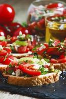 Italiaanse bruschetta met tomaat, ui en paprika foto
