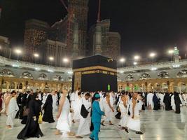 makkah, saoedi-arabië, april 2021 - tijdens de maand ramadan voeren pelgrims van over de hele wereld tawaf uit rond de kaaba in de moskee al-haram in mekka. foto