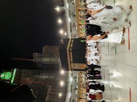 makkah, saoedi-arabië, april 2021 - tijdens de maand ramadan voeren pelgrims van over de hele wereld tawaf uit rond de kaaba in de moskee al-haram in mekka. foto