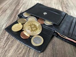 portemonnee met bitcoin euro en cent munten foto