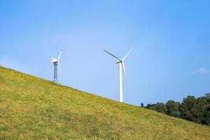 de kracht van de windturbine werkt, blauwe lucht, energiekrachtconcept foto