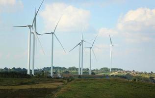 de kracht van de windturbine werkt, blauwe lucht, energiekrachtconcept foto