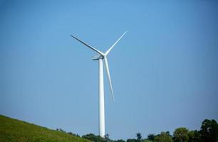 de kracht van de windturbine werkt, blauwe lucht, energiekrachtconcept foto