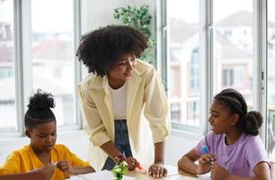 Afro-Amerikaanse kinderen studeren met vrienden in de klas. foto