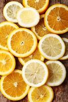 stapel citrusvruchtenplakken. sinaasappels en citroenen.