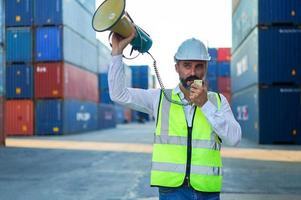 voorman controleert containers in de terminal, bij import en export bedrijf logistiek bedrijf. foto