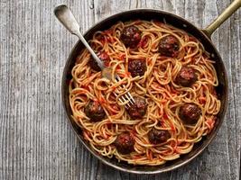 rustieke Amerikaanse Italiaanse gehaktballenspaghetti foto