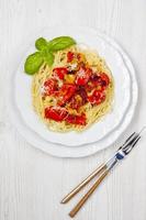 pasta spaghetti met paprika en verse basilicum een wit foto