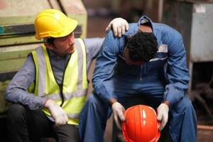 onderhoudstechnici werken voor de geautomatiseerde reparatie van cnc-machines aan een onderhoudschecklist aan de productielijn. foto