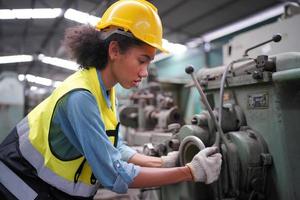 vrouwelijke onderhoudsingenieurs werken voor de geautomatiseerde reparatie van cnc-machines aan een onderhoudschecklist aan de productielijn. foto