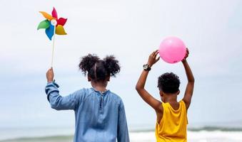 kinderen spelen rennend op zand op het strand foto