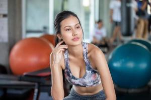 jonge aziatische vrouw training en oefening bij fitness gym. foto