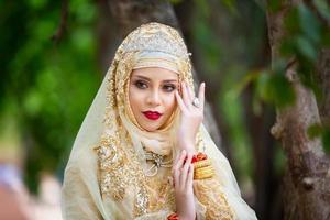 portret van een mooie Indiase meisje .india vrouw in traditionele sari jurk en sieraden. portret moslim bruid poseren foto