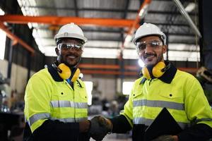 professionele mannen ingenieur werknemer vaardigheden kwaliteit, onderhoud, opleiding industrie fabrieksarbeider, magazijn werkplaats voor fabrieksoperators, machinebouw team productie. foto