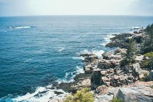 rotsachtige kust van maine op oceaanpad in acadia nationaal park foto