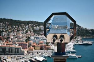 verrekijker met uitzicht op de haven in nice, frankrijk foto