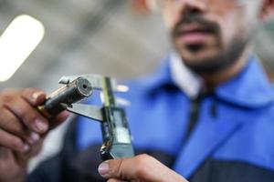 professionele mannen ingenieur werknemer vaardigheden kwaliteit, onderhoud, opleiding industrie fabrieksarbeider, magazijn werkplaats voor fabrieksoperators, machinebouw team productie. foto